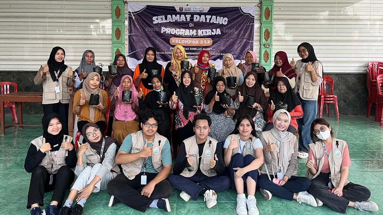 Dokumentasi bersama setelah pelaksanaan pelatihan pembuatan sekam bakar. (doc. KKN UNS Desa Legundi)