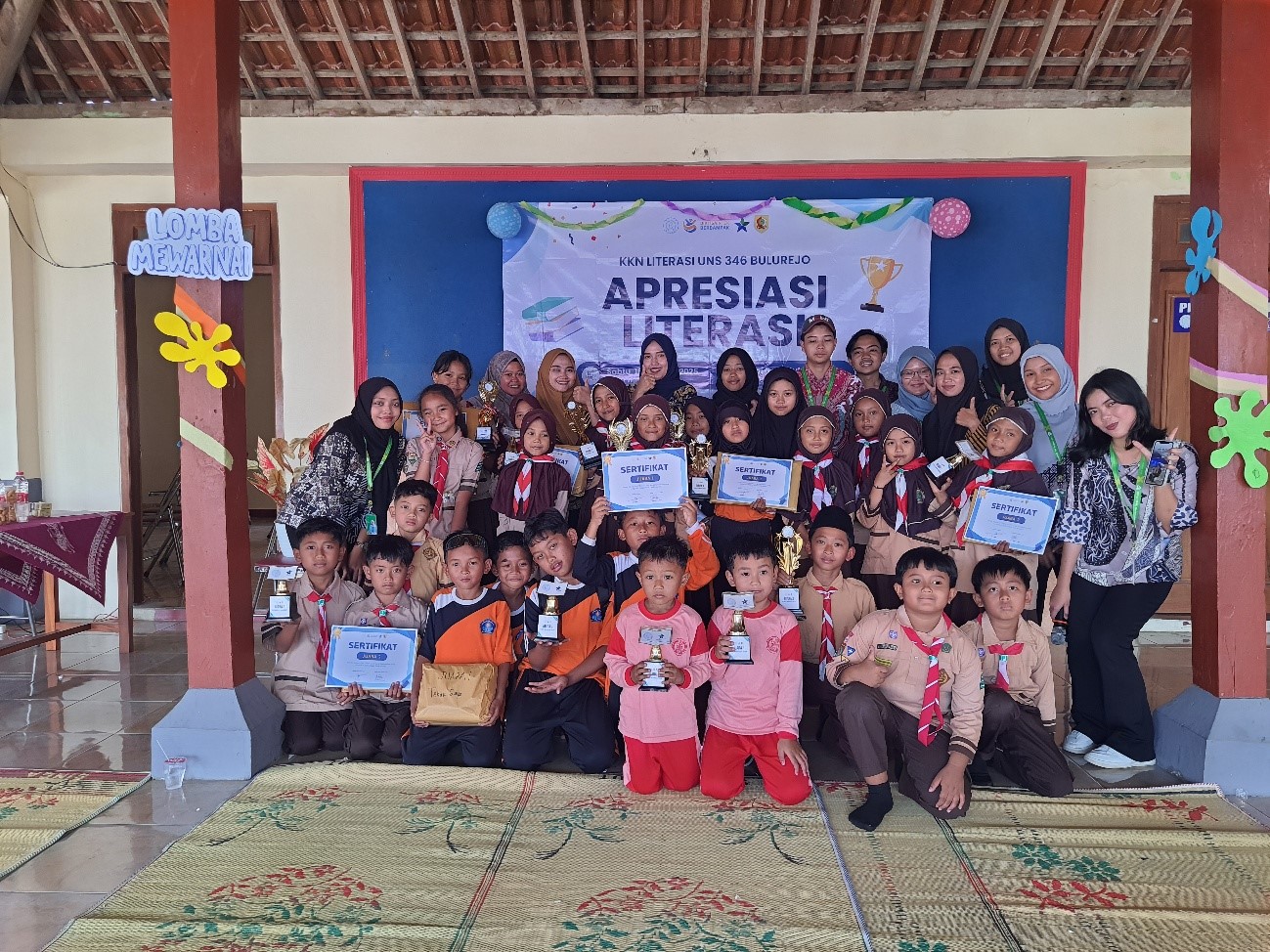 Dokumentasi bersama setelah pelaksanaan program Apresiasi Literasi yang diwujudkan dalam perlombaan. (doc. KKN 346 UNS)