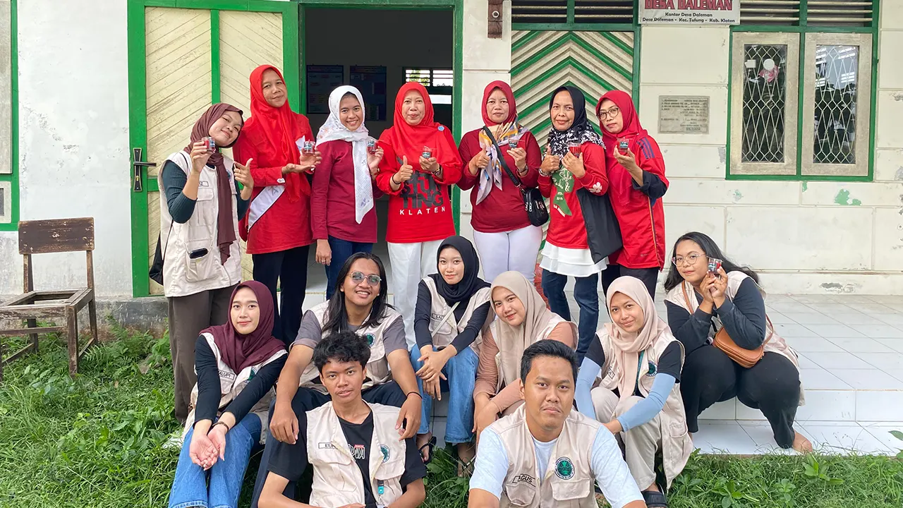 Dokumentasi bersama setelah pelaksanaan program Pemanfaatan Minyak Jelantah menjadi Lilin Aromaterapi. (doc. pribadi)