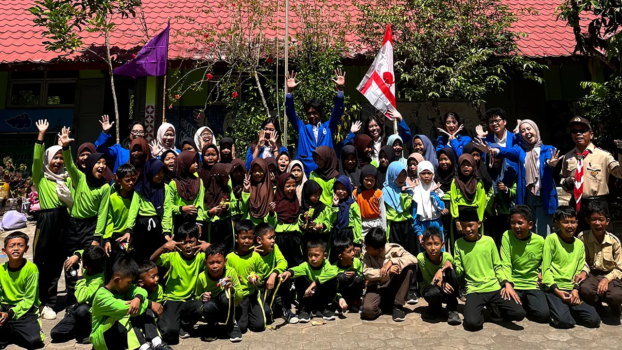 Dokumentasi bersama setelah pelaksanaan program edukasi finansial bertema “Gemar Menabung” di SD 2 Terong, Kecamatan Dlingo, Kabupaten Bantul. (doc. KKN 43 UMBY)