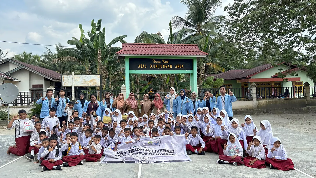 Dokumentasi bersama setelah pelaksanaan program literasi di SDN 005 Desa Binuang. (doc. KKN Tematik Literasi Universitas Riau 2025 Desa Binuang)