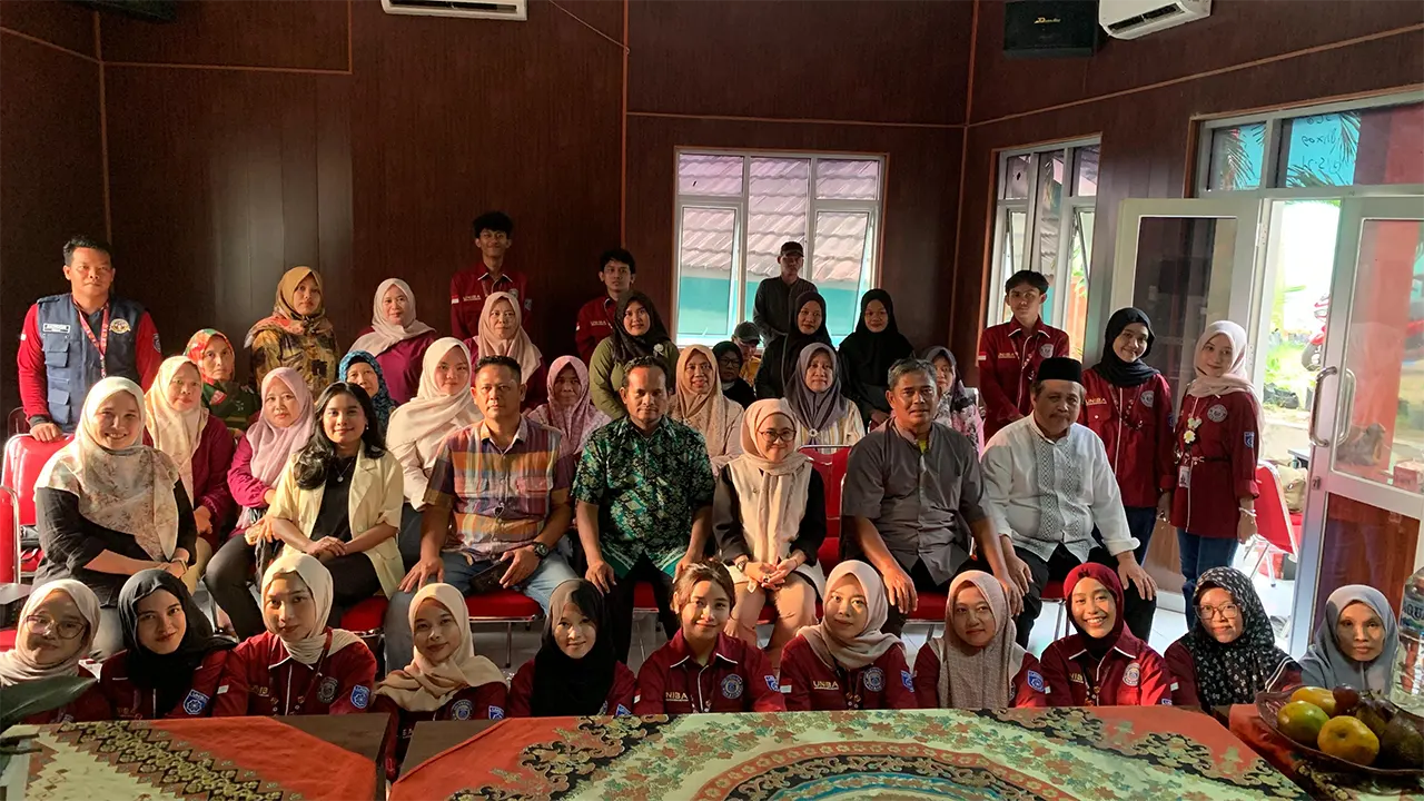 Dokumentasi bersama setelah pelaksanaan seminar bertajuk “Finansial Sehat, Hidup Lebih Kuat” pada Minggu (3/8/2025) di Aula Kelurahan Banjarnegara. (doc. KKM 22 UNIBA)