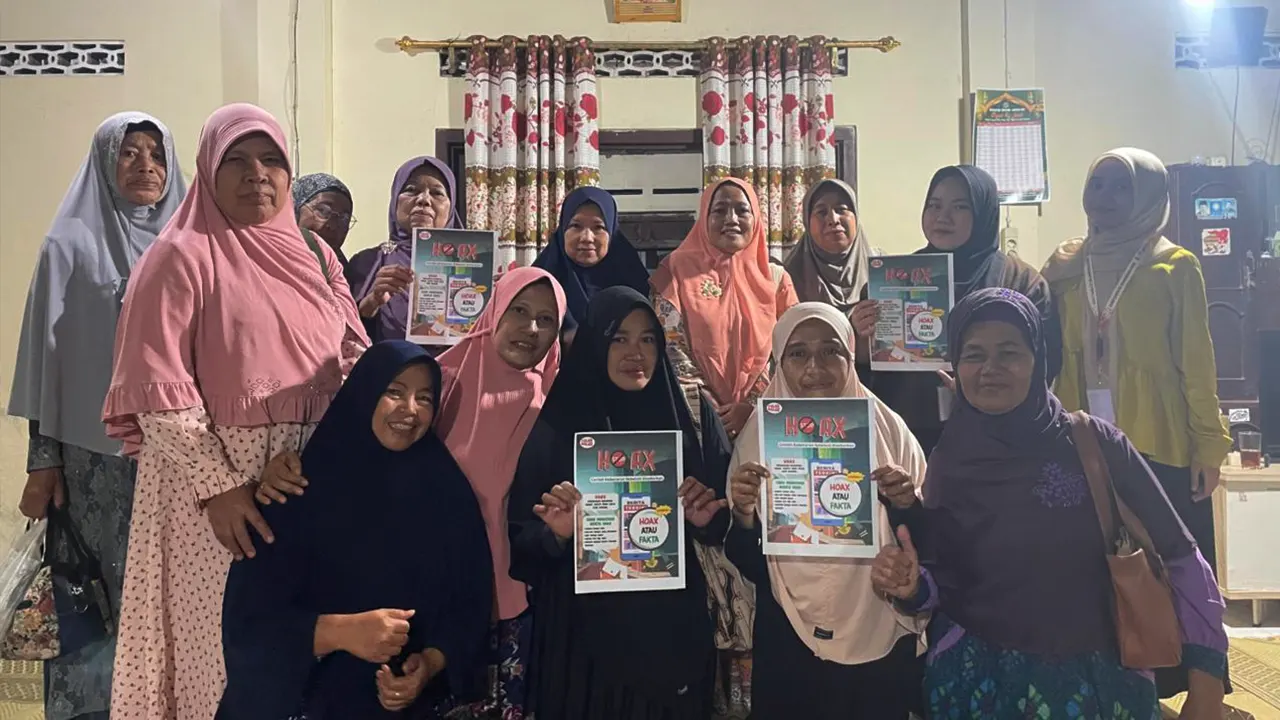 Dokumentasi bersama setelah pelaksanaan sosialisasi bertajuk “Mengatasi Hoaks dalam Menggunakan Media Sosial” di Desa Pepe, Kecamatan Ngawen. (doc. pribadi)