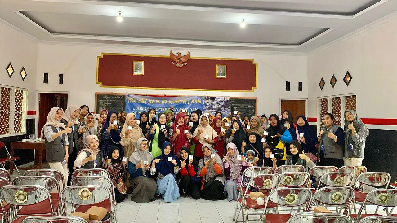 Dokumentasi bersama setelah pelatihan Pembuatan Lilin Aromaterapi dari Minyak Jelantah untuk Ibu PKK Desa Giriroto. (doc. 22 UNS)