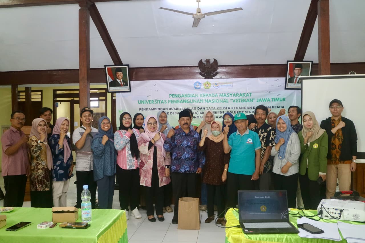 Dokumentasi bersama setelah pelatihan bertajuk “Pengelolaan Keuangan dan Pembukuan Praktis untuk BUMDes” bagi pengurus dan warga Desa Nglurup, Kabupaten Tulungagung. (doc. Tim Abdimas dari UPN “Veteran” Jawa Timur)