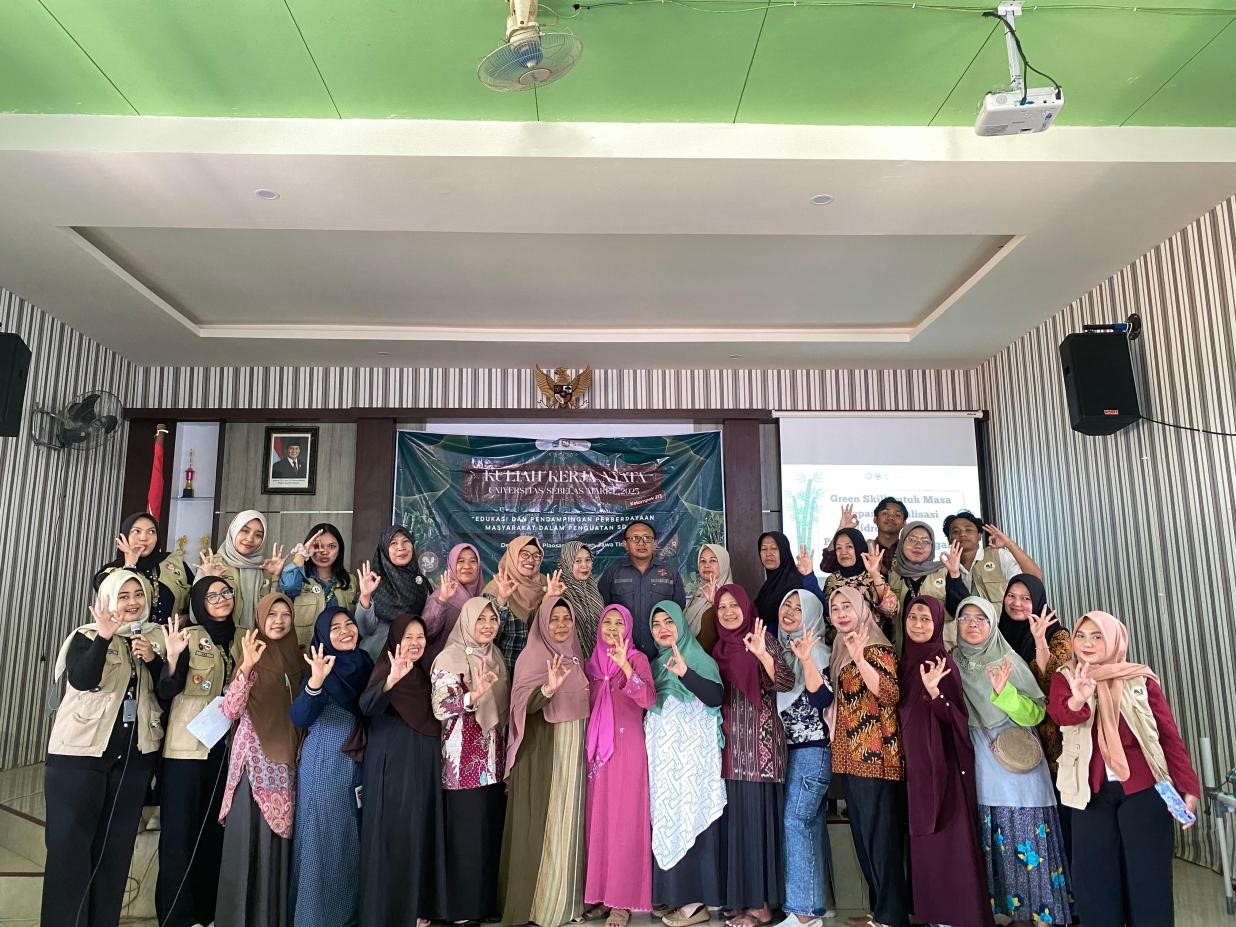 Dokumentasi bersama setelah pelatihan pembuatan POC bersama ibu-ibu PKK di Desa Nitkan, Magetan. (doc. KKN 213 UNS)