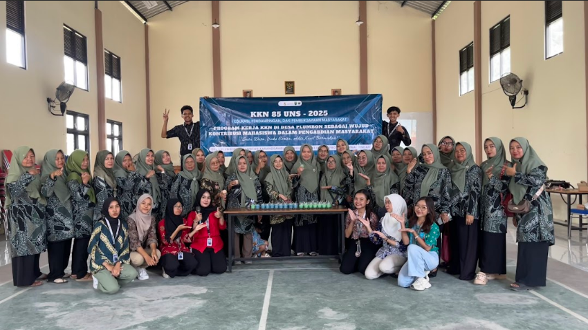 Dokumentasi bersama setelah pelatihan pembuatan lilin aromaterapi bagi Ibu-Ibu PKK Desa Plumbon. (doc. KKN 85 UNS) Dokumentasi bersama setelah pelatihan pembuatan lilin aromaterapi bagi Ibu-Ibu PKK Desa Plumbon. (doc. KKN 85 UNS)