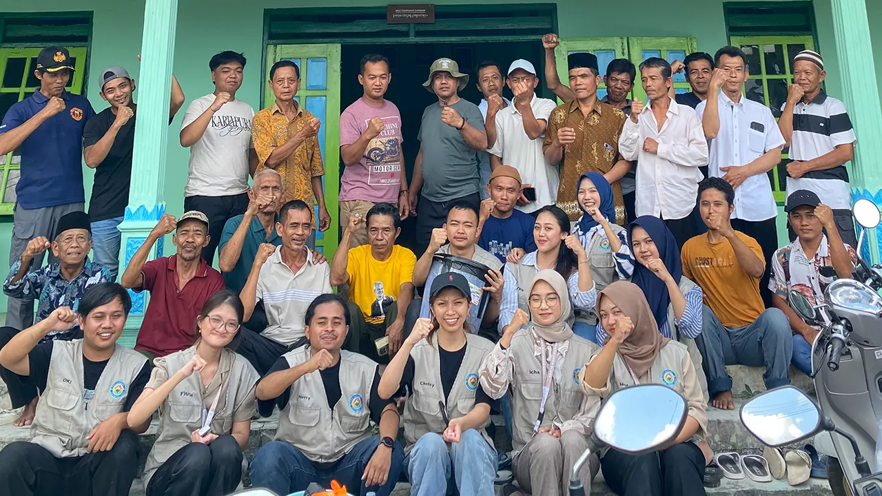 Dokumentasi bersama setelah pelatihan pembuatan silase sebagai pakan ternak alternatif bagi masyarakat Dusun Kapingan. (doc. Mahasiswa Kelompok 18 KKN-PPM UMBY)