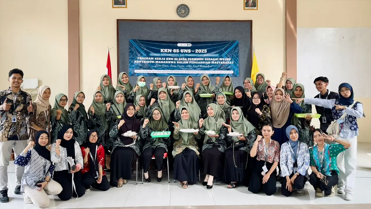 Dokumentasi bersama setelah pelatihan pengolahan pangan berbahan dasar singkong berupa mochi kepada ibu-ibu PKK Desa Plumbon. (doc. KKN 85 UNS)