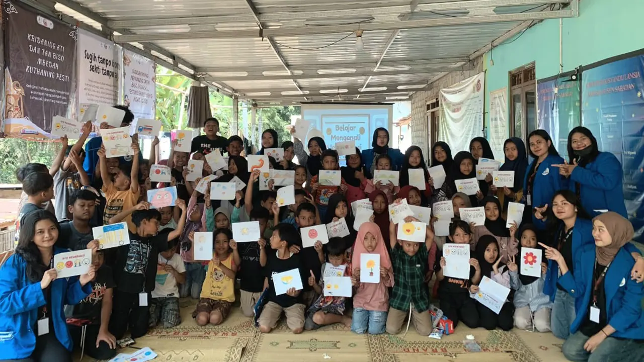 Dokumentasi bersama setelah pelatihan psikologi tentang pengelolaan emosi pada anak dengan menggunakan metode Art Therapy dan Journalling. (doc. KKN 44 UMBY)