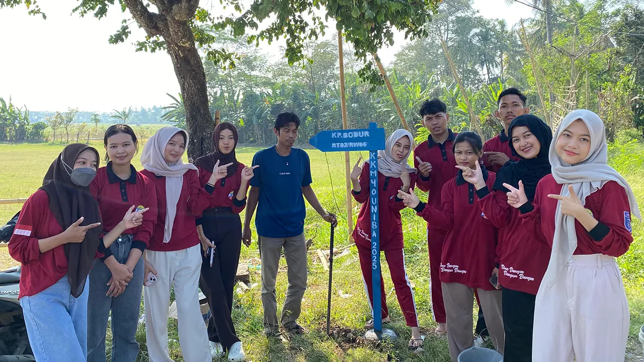Dokumentasi bersama setelah pemasangan plang petunjuk jalan di Kampung Bodur. (doc. KKM 40 UNIBA)