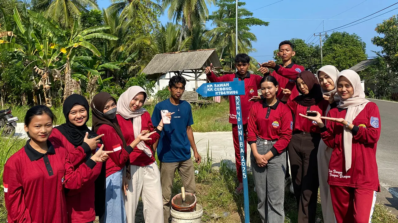 Dokumentasi bersama setelah pemasangan plang petunjuk jalan di Kampung Cebong-Kampung Sawah. (doc. KKM 40 UNIBA)