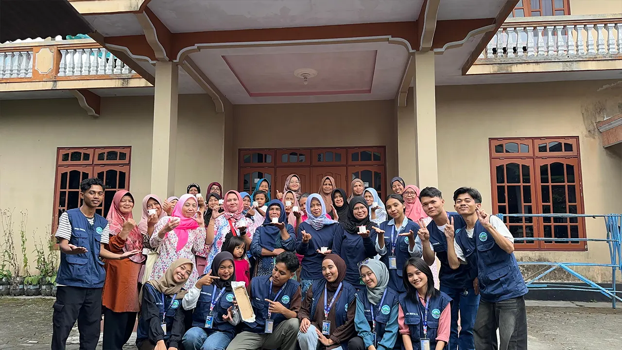 Dokumentasi bersama setelah pembuatan Sabun Salak bersama Ibu-ibu KWT. (doc. KKN Padepokan 46 UST)