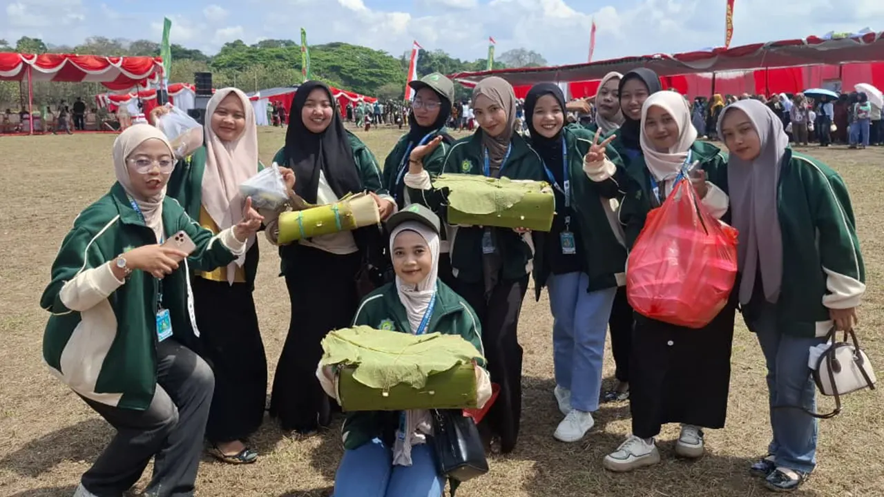 Dokumentasi bersama setelah penutupan TMMD di Kabupaten Bojonegoro pada Kamis, (21/8/2025). (doc. KKN 55 UNUGIRI)