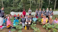Dokumentasi bersama setelah praktek pembuatan Ecoenzyme & POC oleh mahasiswa KKN-PPM 35 Universitas Mercu Buana Yogyakarta. (Doc. KKN-PPM 35 UMBY 2025)