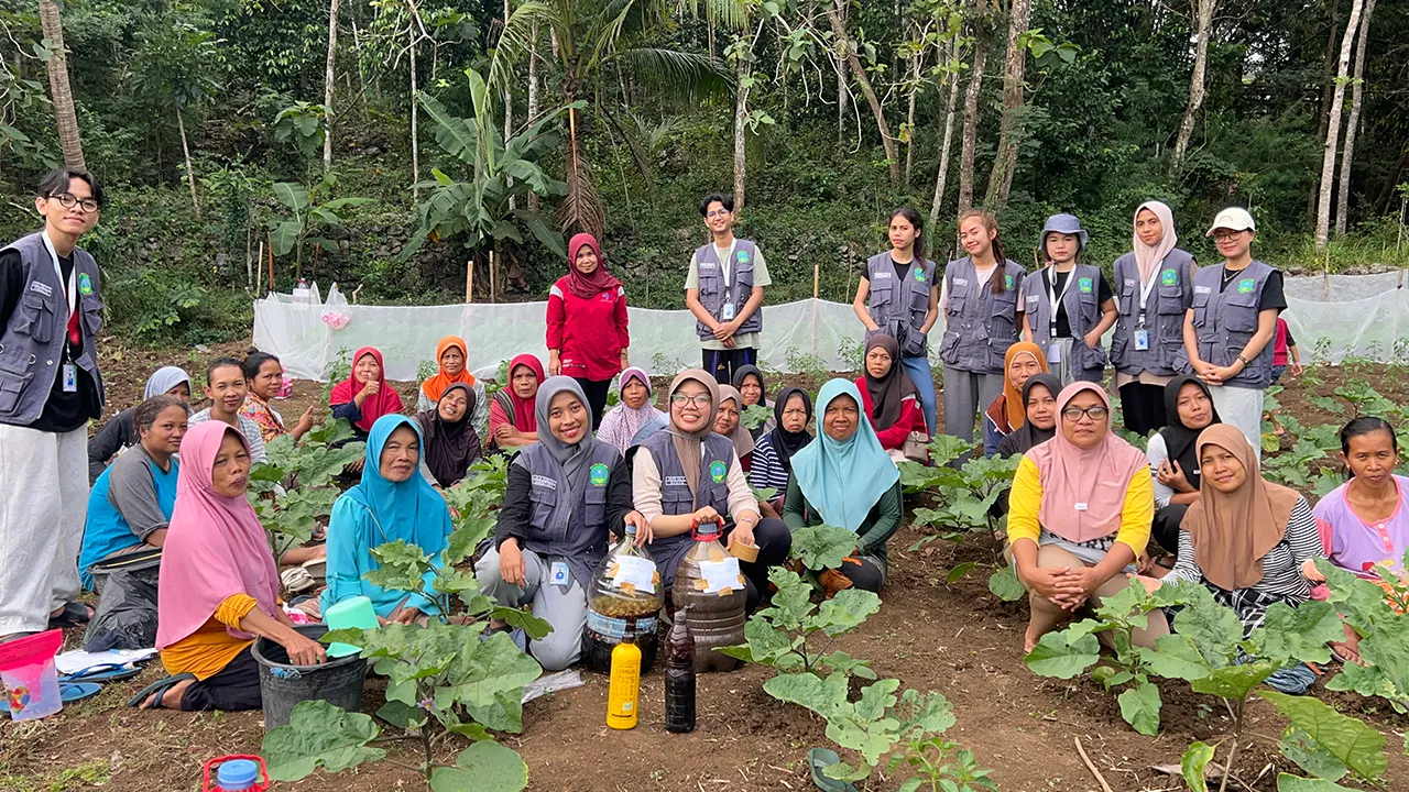 Dokumentasi bersama setelah praktek pembuatan Ecoenzyme & POC oleh mahasiswa KKN-PPM 35 Universitas Mercu Buana Yogyakarta. (Doc. KKN-PPM 35 UMBY 2025)