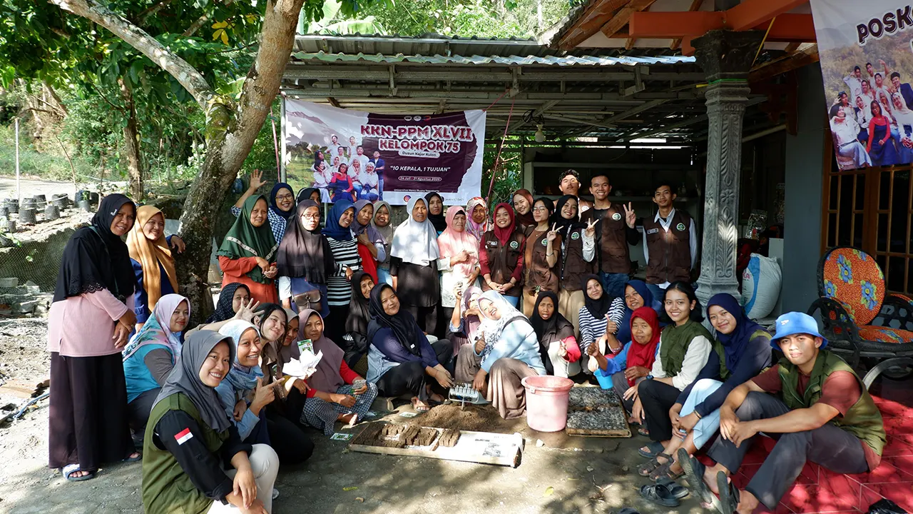 Dokumentasi bersama setelah praktikkan pembuatan bibit cabai metode soil block di hadapan anggota KWT Kajor Kulon, dengan fasilitasi mahasiswa KKN-PPM 75 UMBY. (doc. KKN-PPM 75 UMBY)