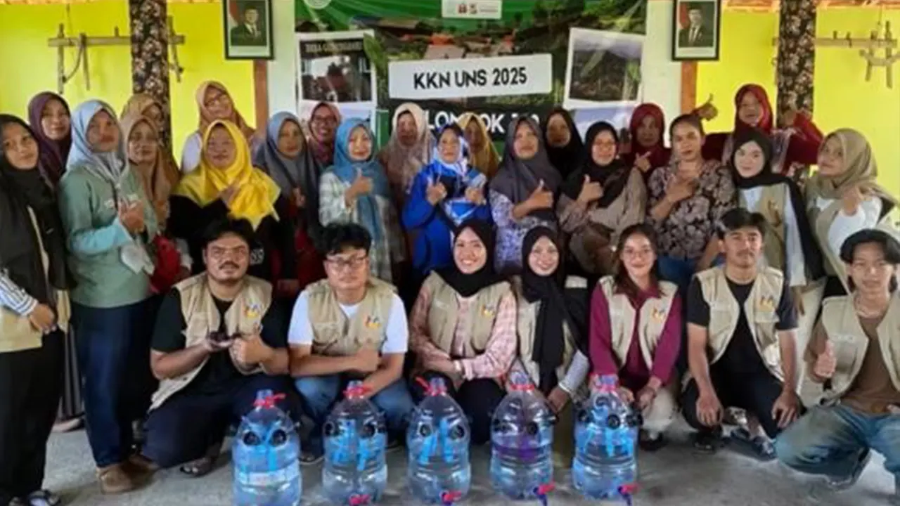 Dokumentasi bersama setelah program budidaya hidroponik terintegrasi dengan pemeliharaan ikan lele menggunakan media galon bekas. (doc. 149 UNS)