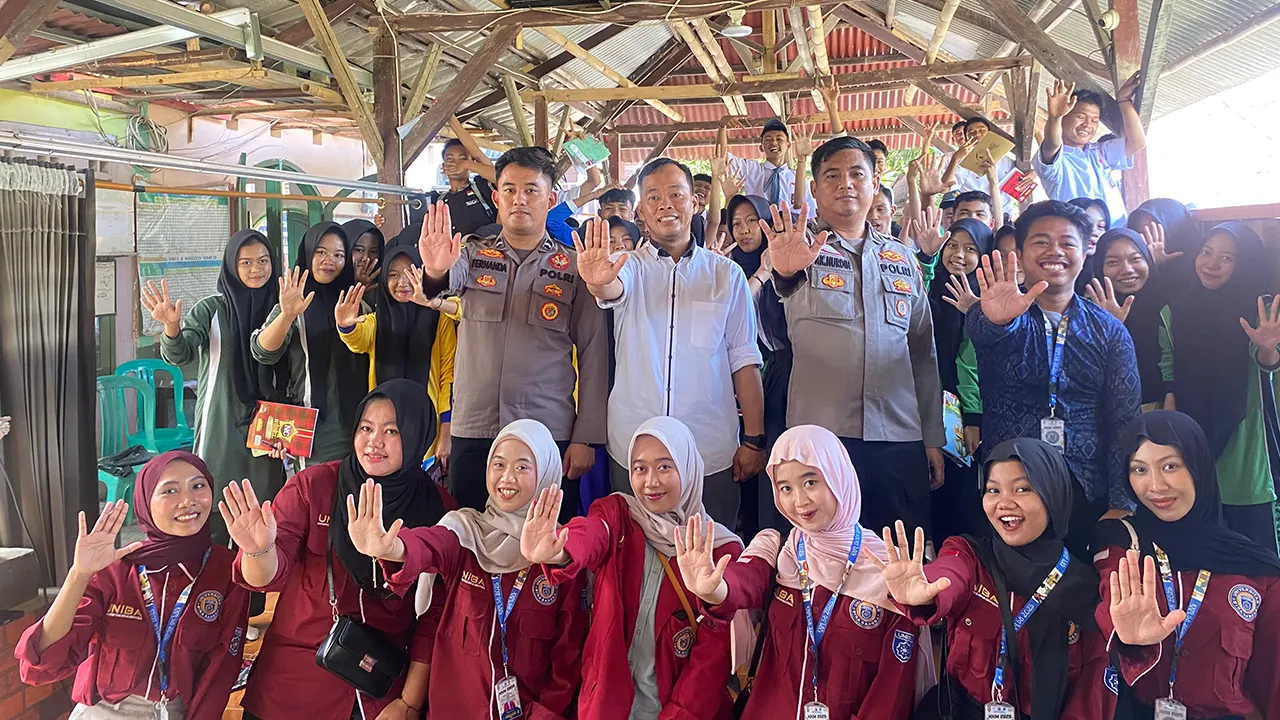 Dokumentasi bersama setelah sosialisasi edukatif bertema "Hancurnya Masa Depan, Dimulai Kenakalan Hari Ini" di SMK Insan Mandiri Alkhairi, Desa Nameng. (doc. KKM 58 UNIBA)