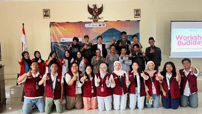 Dokumentasi bersama setelah workshop budidaya maggot di Desa Tlahab. (doc. KKN 334 UNS)
