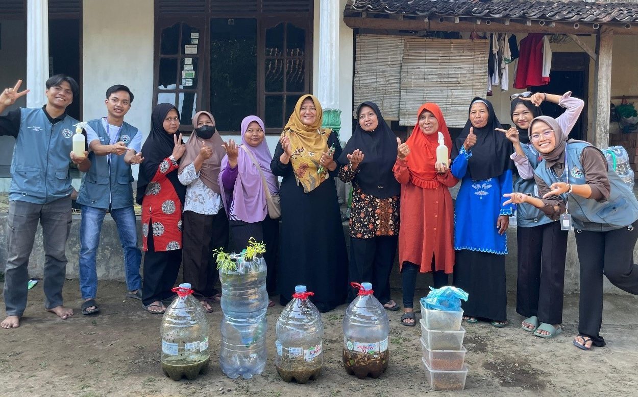 Dokumentasi bersama tim KKN PPM UNISRI dan Ibu PKK Desa Jungakre. (doc. Tim KKN 25 Jungkare)