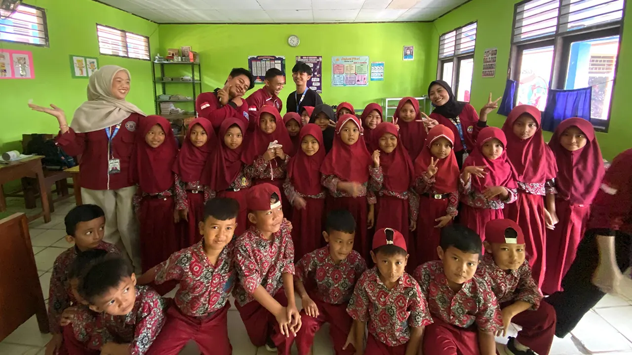 Dokumentasi bersama sambil menunjukan celengan kreasi para siswa. (KKN 58 UNIBA)