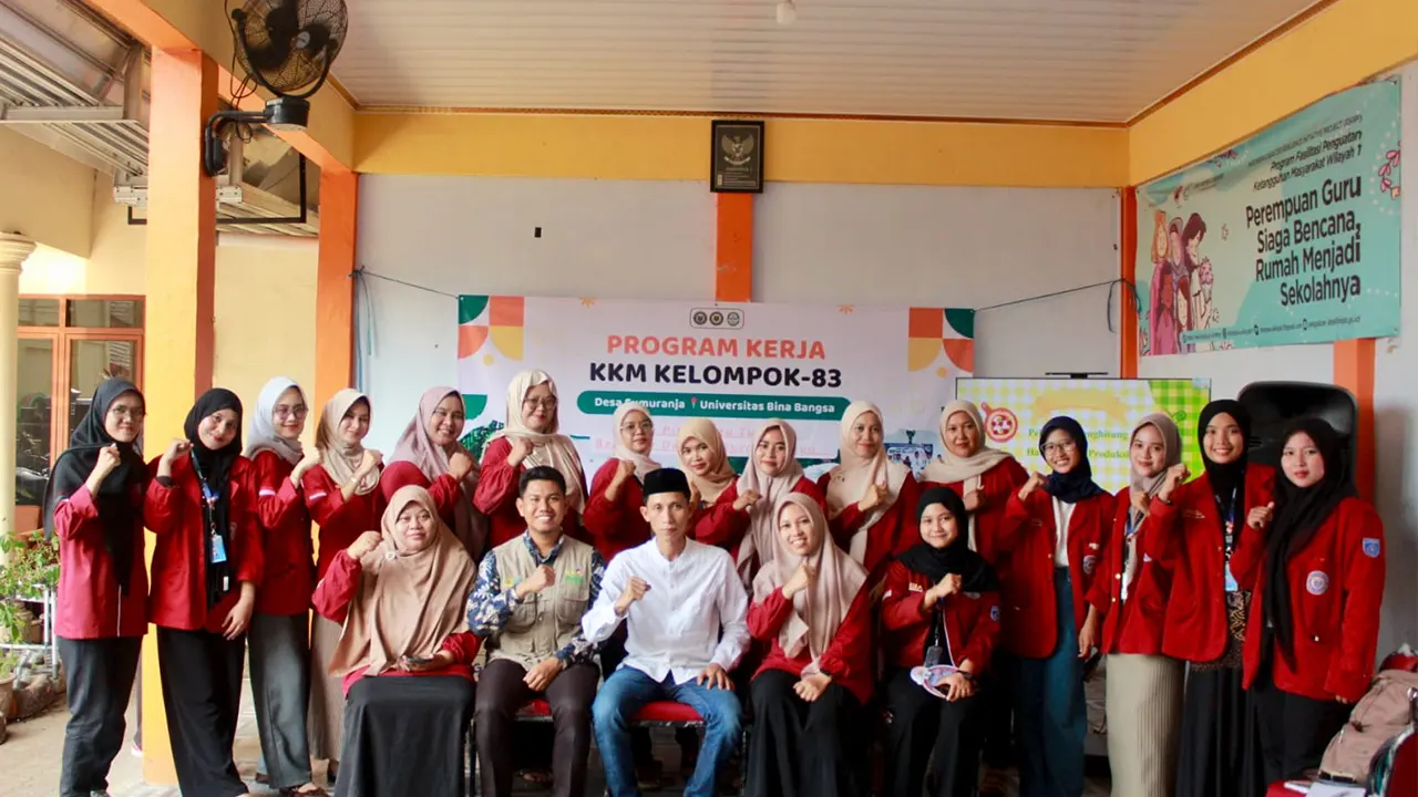 Dokumentasi kegiatan sosialisasi UMKM SUMBER SIP bersama kepala Desa Sumuranja, Jumat (01/08/2025). (doc. Tria Mahasiswa KKM Kelompok-83/UNIBA)