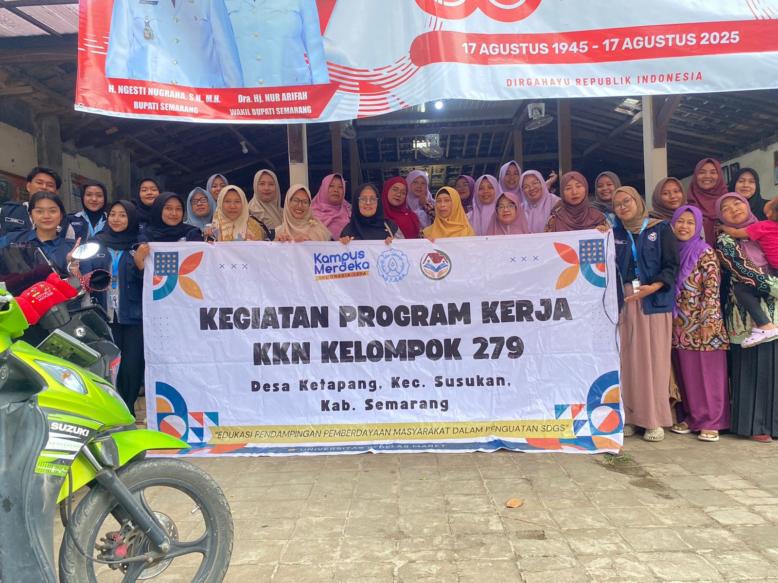 Dokumentasi mahasiswa KKN UNS 279 bersama anggota PKK Desa Ketapang setelah pelaksanaan program kerja inovasi sabun batang alami. (doc. KKN 279 UNS) Dokumentasi mahasiswa KKN UNS 279 bersama anggota PKK Desa Ketapang setelah pelaksanaan program kerja inovasi sabun batang alami. (doc. KKN 279 UNS)