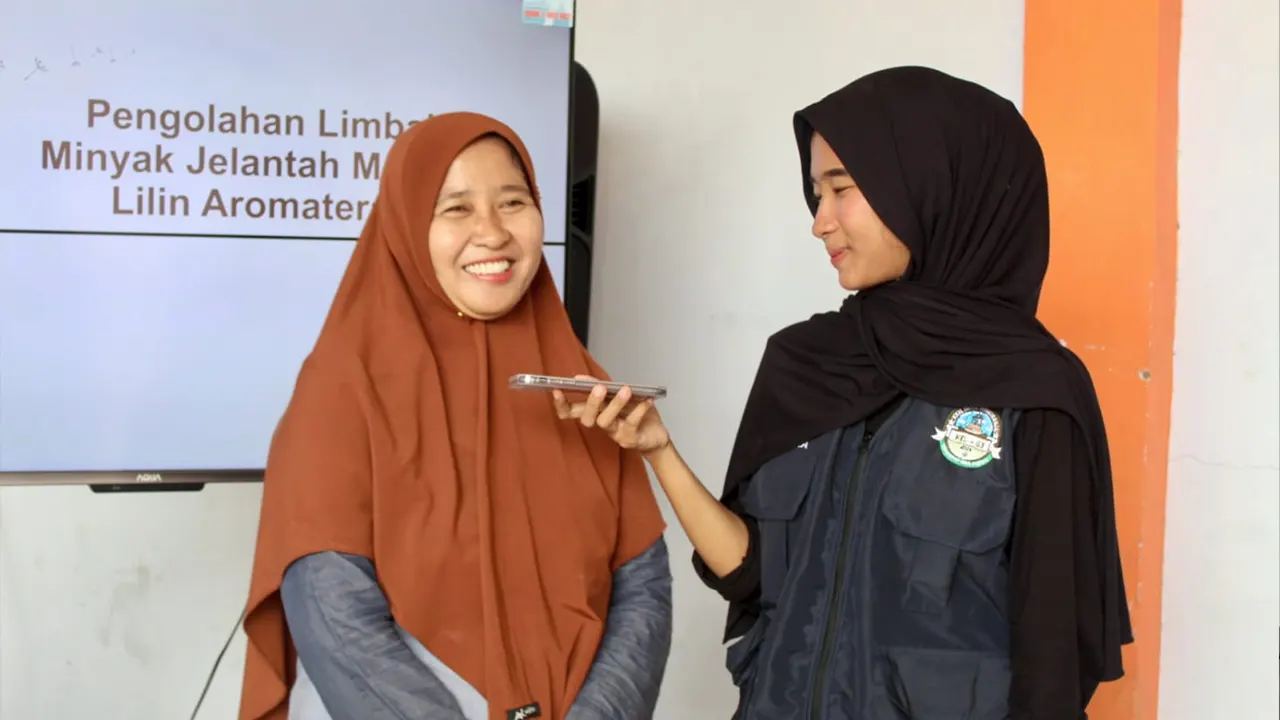 Dokumentasi pada saat wawancara kepada Bu RT. 001 Desa Sumuranja, Ani Kurniyati, Senin (11/08/2025). (doc. Mahasiswa KKM Kelompok-83/UNIBA)