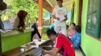 Dokumentasi proses pembayaran PBB di Dusun Kalijati Desa Merbuh. (doc. KKN GIAT 12 UNNES)
