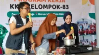 Dokumentasi saat melakukan pengolahan limbah minyak jelantah menjadi lilin aromaterapi, Senin (11/08/2025). (doc. Mahasiswa KKM Kelompok-83/UNIBA) Dokumentasi saat melakukan pengolahan limbah minyak jelantah menjadi lilin aromaterapi, Senin (11/08/2025). (doc. Mahasiswa KKM Kelompok-83/UNIBA)