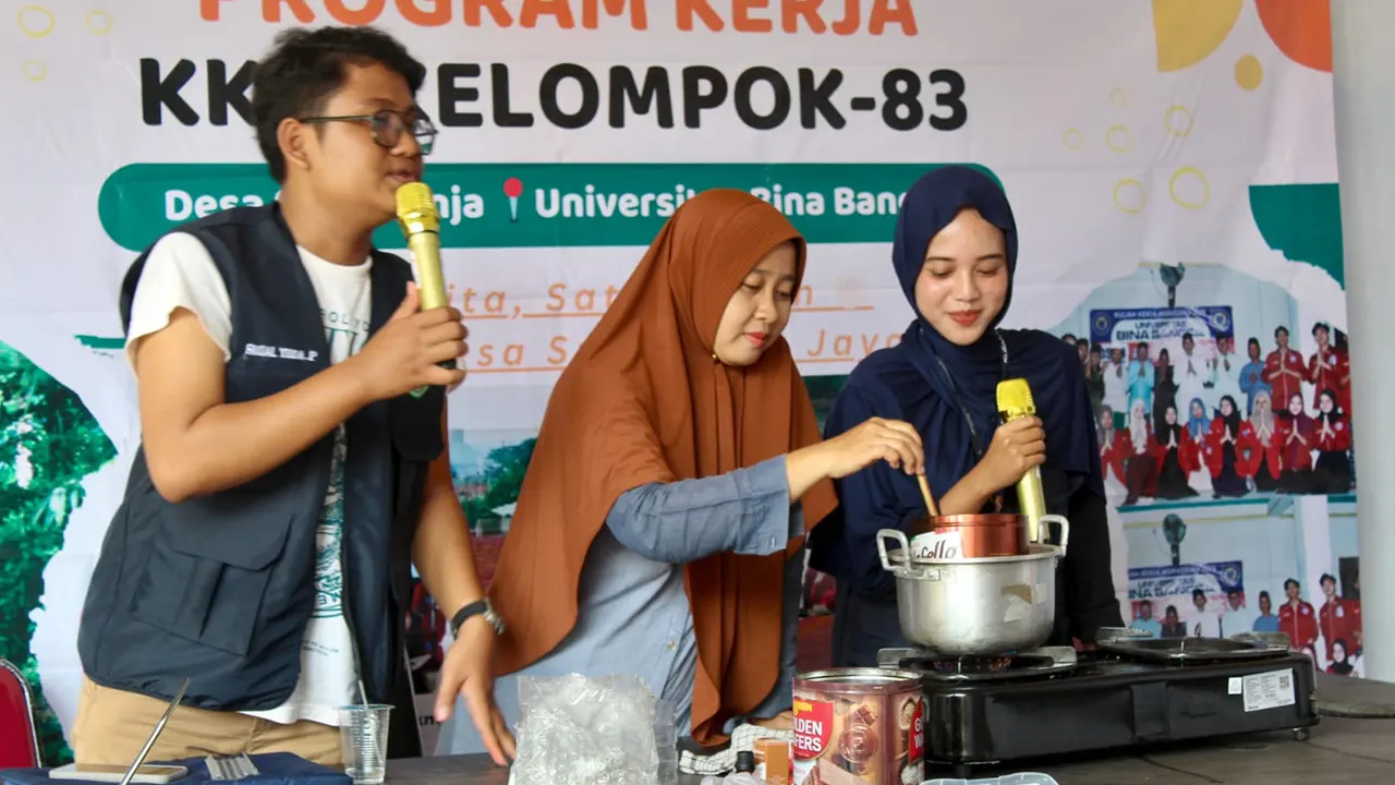 Dokumentasi saat melakukan pengolahan limbah minyak jelantah menjadi lilin aromaterapi, Senin (11/08/2025). (doc. Mahasiswa KKM Kelompok-83/UNIBA)