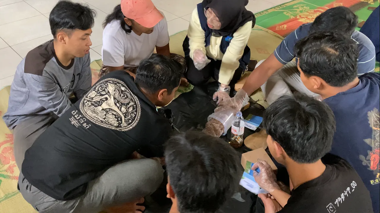 Dokumentasi saat Pembuatan Arang dari Limbah Bersama Kelompok Masyarakat Desa Jeketro. (doc. KKN 207 UNS)