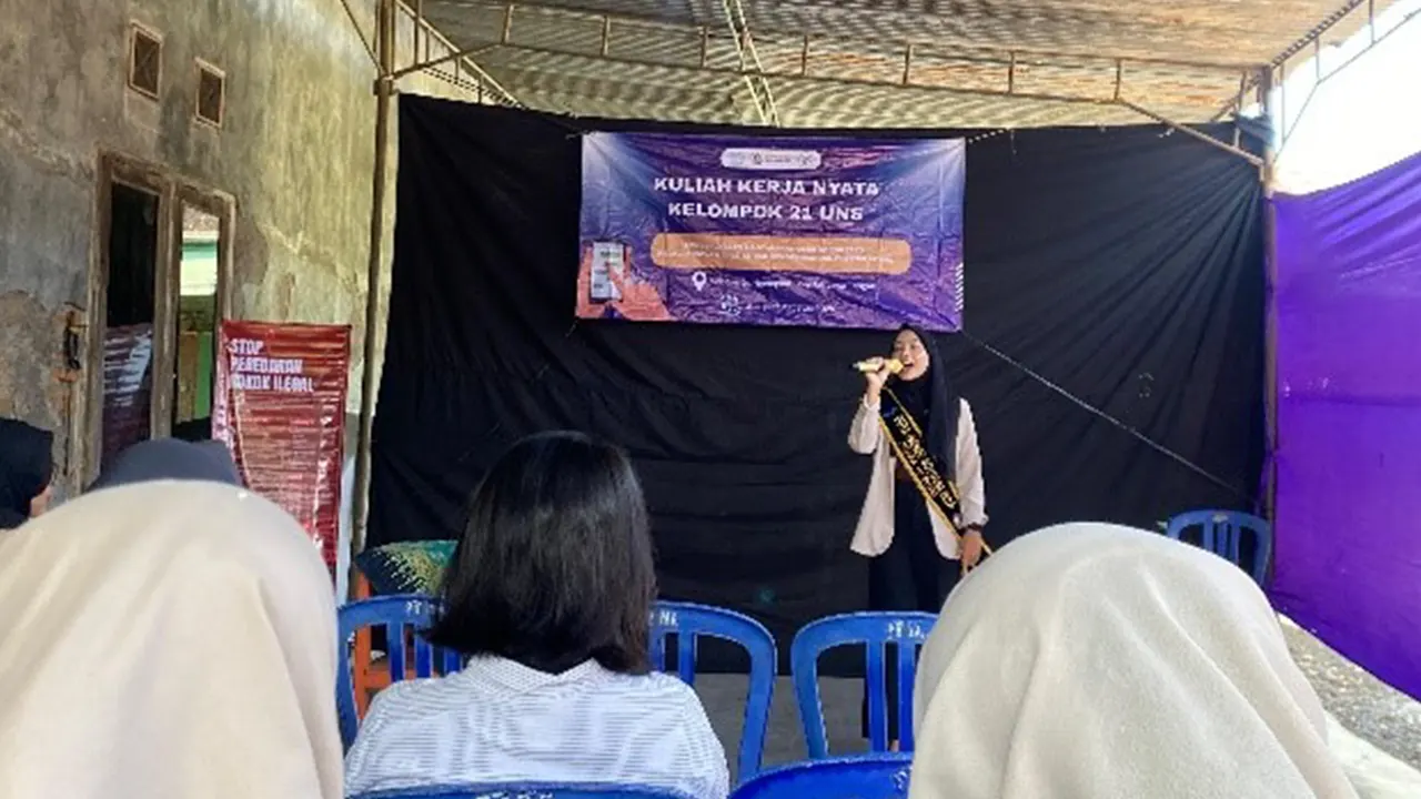 Duta GenRe Boyolali menyampaikan materi dalam kegiatan Kuliah Kerja Nyata (KKN) Kelompok 21 UNS di Dukuh Turibang, Desa Sobokerto, Boyolali. (doc. KKN 21 UNS)