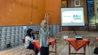 Dwi Nurkhayati saat memaparkan materi manajemen keuangan rumah tangga bagi kader PKK Desa Sorogaten. (doc. pribadi)