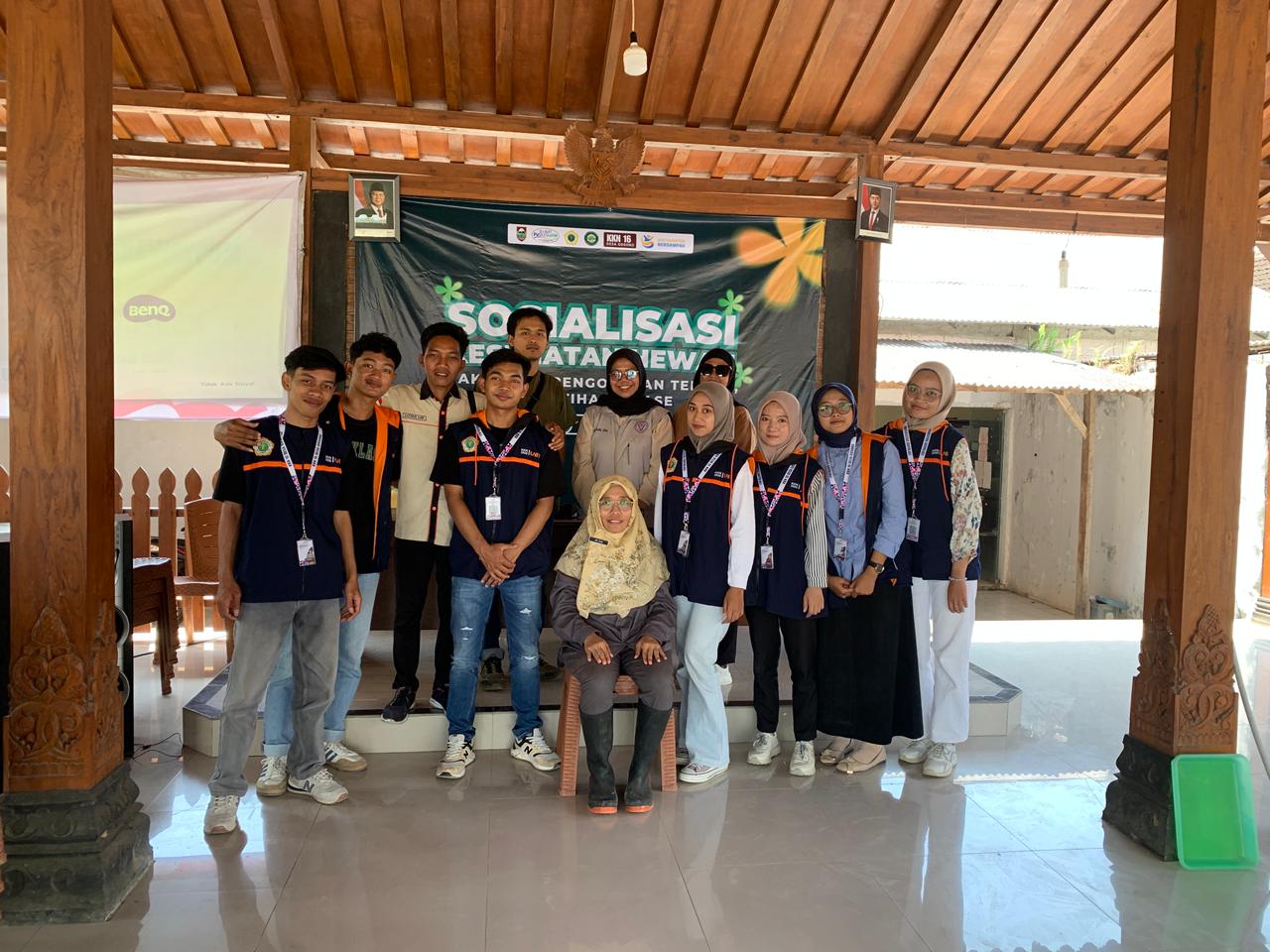 Foto bersama mahasiswa KKN 16 Universitas Boyolali bersama tim UPT Puskeswan Karanggede setelah acara sosialisasi selesai, Kamis (31/7/2025). (doc. KKN Universitas Boyolali Kelompok 16)