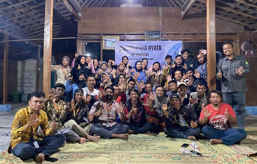 Foto Bersama Tim KKN Kelompok 65 UNS dengan perangkat Dukuh Sosogan dan Karang Taruna Dukuh Sosogan. (doc. KKN Kelompok 65 UNS)