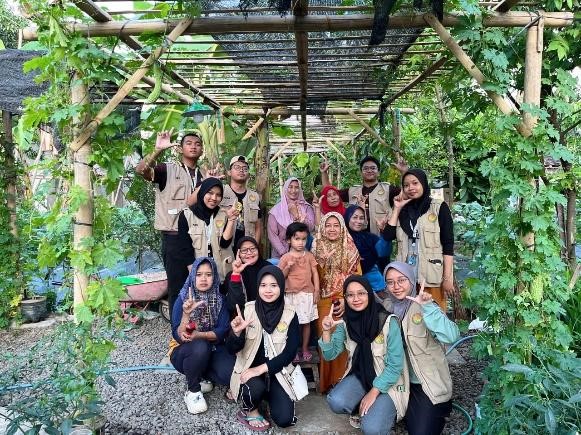 Foto bersama dengan Ibu-Ibu KWT Anugerah Bumi setelah melakukan pembibitan Tanaman Nilam dengan media galon bekas di Desa Wirun. (doc. KKN 309 UNS)