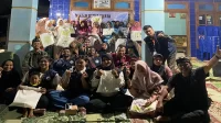 Foto bersama KKN 65 UNS dengan ibu-ibu, perangkat desa Dusun Sosogan dan Kepala Desa Rejosari dalam rogram pelatihan pembuatan sabun dari minyak jelantah yang tak hanya mengurangi pencemaran lingkungan, tetapi juga membuka peluang usaha bagi ibu-ibu Dusun Sosogan, Desa Rejosari. (doc. Tim KKN 65 UNS) Foto bersama KKN 65 UNS dengan ibu-ibu, perangkat desa Dusun Sosogan dan Kepala Desa Rejosari dalam rogram pelatihan pembuatan sabun dari minyak jelantah yang tak hanya mengurangi pencemaran lingkungan, tetapi juga membuka peluang usaha bagi ibu-ibu Dusun Sosogan, Desa Rejosari. (doc. Tim KKN 65 UNS)
