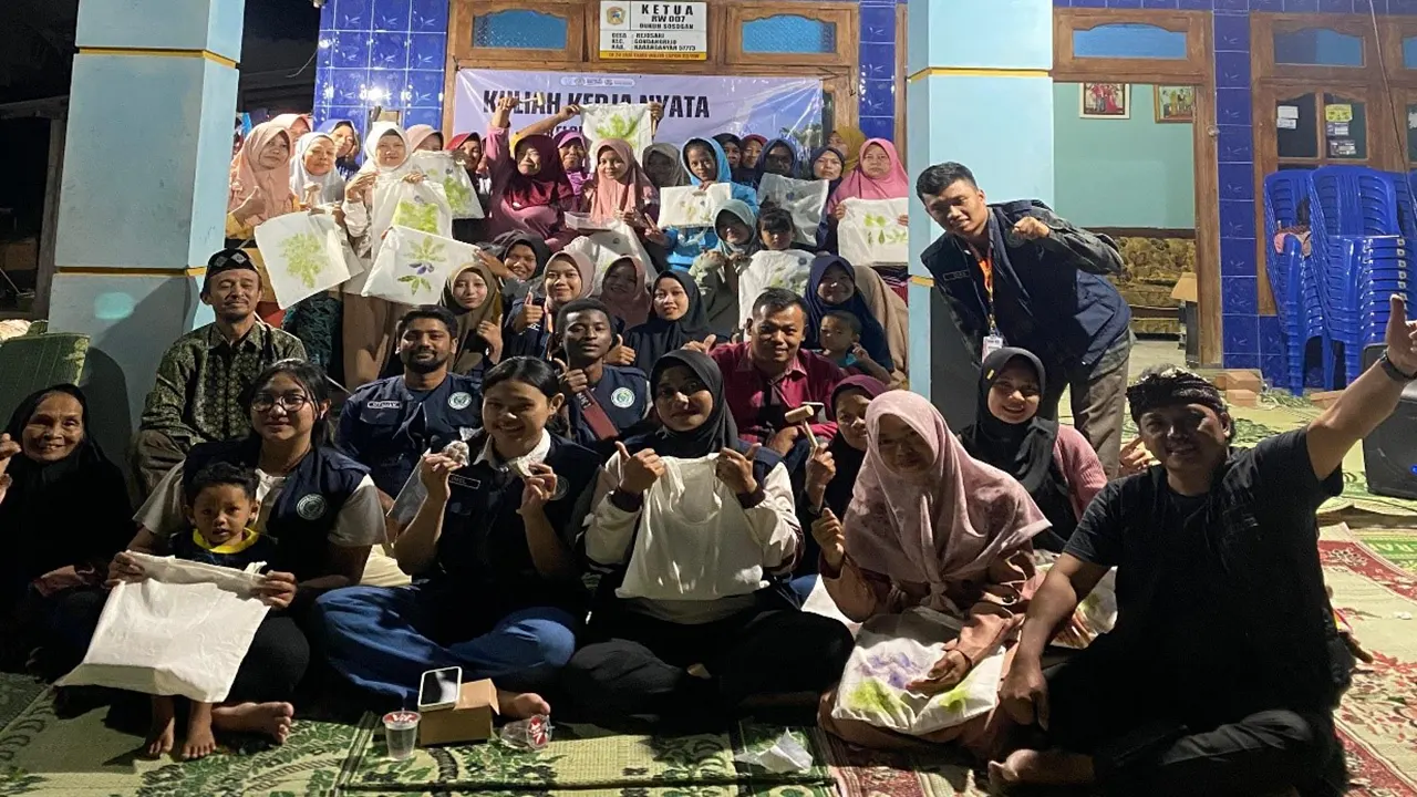 Foto bersama KKN 65 UNS dengan ibu-ibu, perangkat desa Dusun Sosogan dan Kepala Desa Rejosari dalam rogram pelatihan pembuatan sabun dari minyak jelantah yang tak hanya mengurangi pencemaran lingkungan, tetapi juga membuka peluang usaha bagi ibu-ibu Dusun Sosogan, Desa Rejosari. (doc. Tim KKN 65 UNS)