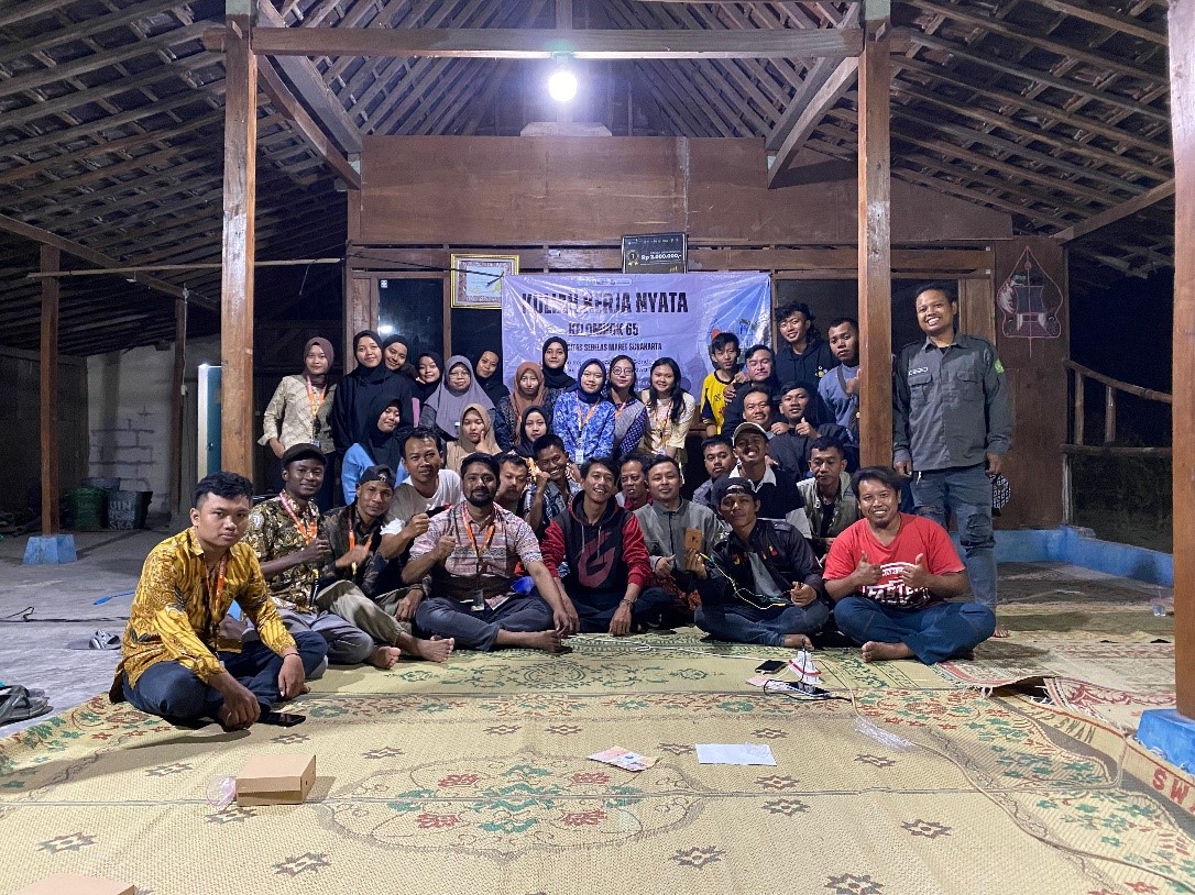 Foto bersama KKN Kelompok 65 UNS dengan perangkat desa, karangtaruna warga Dukuh Sosogan usai pelaksanaan program pembuatan sensor pendeteksi api sederhana. Rejosari, Gondangrejo, Karanganyar (22/07/2025). (doc. KKN Kelompok 65 UNS)