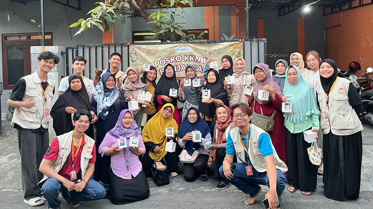 Foto bersama ibu-ibu kelompok UPPKA Indah Sari dan Diva UMKM Banjarsari setelah kegiatan Inisiasi UMKM dan Workshop Pembuatan Lilin pada Kamis (24/7/2025). (doc. KKN 128 UNS)