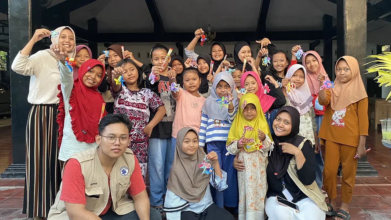 Foto bersama mahasiswa KKN dan anak-anak Desa Legokulon setelah kegiatan membuat kerajinan kawat bulu. (doc. pribadi) Foto bersama mahasiswa KKN dan anak-anak Desa Legokulon setelah kegiatan membuat kerajinan kawat bulu. (doc. pribadi)