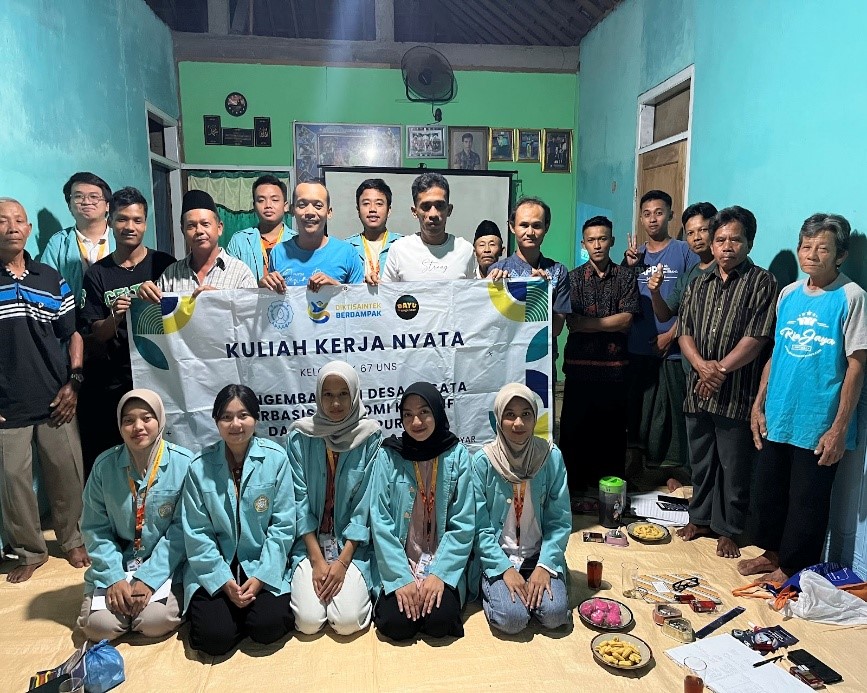 Foto bersama mahasiswa KKN dengan warga desa dalam program “Pembuatan Mineral Blok sebagai Permen Jilat untuk Penuhi Kebutuhan Mineral Ternak” pada Sabtu (26/7/2025). (doc. KKN 67 UNS)