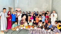 Foto bersama mahasiswa dengan anak - anak kampung Kadu Kolecer (14/8/2025). (doc. Qanitah Salma)