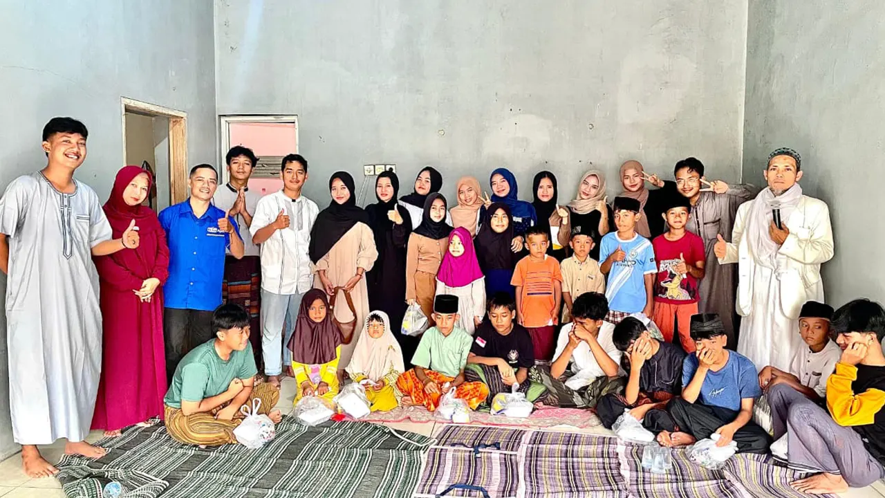 Foto bersama mahasiswa dengan anak - anak kampung Kadu Kolecer (14/8/2025). (doc. Qanitah Salma)