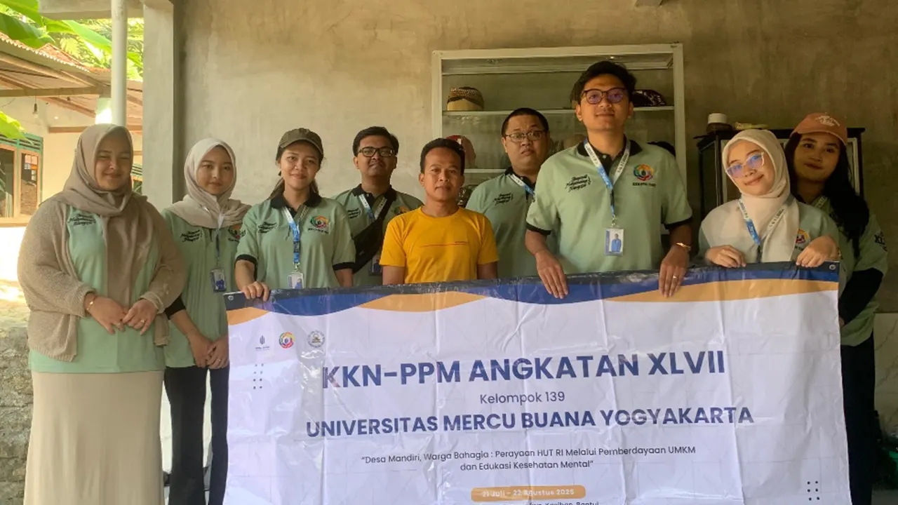 Foto bersama pelaku UMKM Blankon dan anggota KKN-PPM UMBY Kelompok 139. (doc. KKN-PPM UMBY 139)