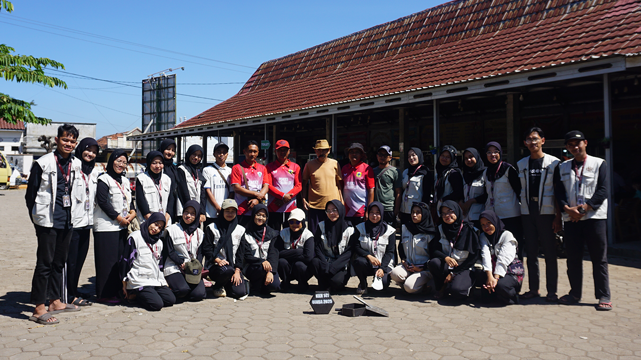 Foto bersama setelah pelaksanaan program kerja di rest area oleh KKN 141 UINSA di Desa Sukosari Lor, pada Jumat (11/7/2025). (Doc. KKN 141 UINSA)