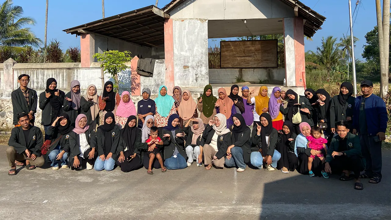 Foto bersama warga Sukosari Lor dalam rangka pamitan, pada Jumat (25/7/2025). (Doc. KKN 141 UINSA)