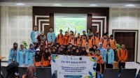 Foto mahasiswa KKN bersama staf museum dan siswa SDN 1 Dayu dalam kunjungan ke Museum Manusia Purba Sangiran Klaster Dayu pada Jumat (15/08/2025). (doc. KKN 67 UNS)